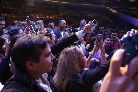 Will Smith, al recibir una ovación, corrió a saludar al público del escenario, después pasó algunos minutos debajo para convivir con algunas personas.