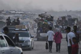 Los palestinos desplazados que huyen del norte de la Franja de Gaza se desplazan con sus pertenencias por la Carretera del Mar, en la ciudad de Gaza.