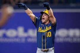 Milwaukee conectó 16 imparables y anotó ocho carreras en la quinta entrada para encaminarse a la victoria en el tercer juego.