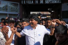 El expresidente Evo Morales saluda a sus seguidores tras votar en las elecciones en Villa 14 de Septiembre, región de Chapare, Bolivia, el domingo 17 de agosto de 2025.