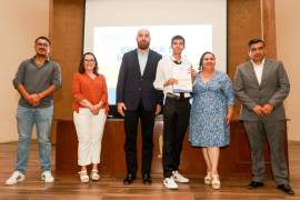 Estudiantes destacados reciben reconocimiento por su alto desempeño académico.