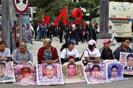 Estudiantes y padres de los 43 desaparecidos de Ayotzinapa protestan en Ciudad de México (México).