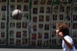 Con una ‘cascarita’ en la Glorieta de las y los Desaparecidos, familias buscaron visibilizar la crisis de desapariciones ante el Mundial 2026.