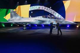 La compañía en proceso de expansión ante la demanda geopolítica acaba de presentar su primer Gripen F para la Fuerza Aérea Brasileña, la variante biplaza del JAS 39 Gripen E para misiones de interdicción, ataque y reconocimiento.