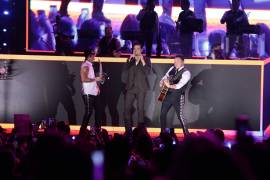 Asistentes llegaron desde temprano al Parque Las Maravillas para asegurar su lugar en el concierto.