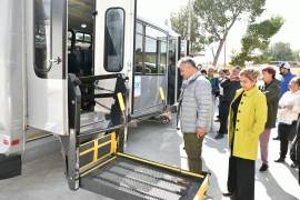 El alcalde Víctor Leija Vega y la presidenta del DIF, Leticia Medina, durante la entrega de las nuevas unidades equipadas para el apoyo de personas vulnerables.