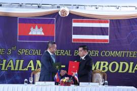 El ministro de Defensa camboyano, Tea Seiha (i), y el ministro de Defensa tailandés, Nattaphon Narkphanit (d), participan en la reunión del Comité General de Fronteras en la provincia de Chanthaburi, Tailandia.