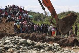 Amigos y familiares de mineros atrapados observan la maquinaria que busca sobrevivientes en una mina de oro no autorizada que se derrumbó en Santander de Quilichao, Colombia, el viernes 12 de septiembre de 2025. FOTO: