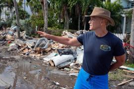 Arnie Bellini observa los daños causados por el huracán Helene en Clearwater Beach, Florida.