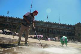 Trabajos. Personal de Ciudad de México realizó la limpieza del Zócalo.