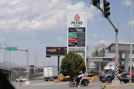 En estaciones cercanas a la central de autobuses, los tableros de precios permanecen apagados; sin embargo, al cargar combustible, el display de la bomba revela el costo real del litro.