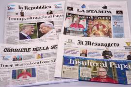 Portadas de algunos periódicos italianos que informan sobre los comentarios de Donald Trump acerca del papa León XIV, con titulares como “indignación”, “ataque impactante”, “insulto” y “el cisma de Trump”.