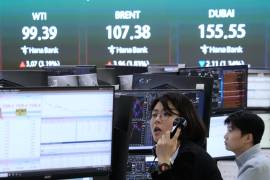 “Una corredora de divisas trabaja junto a una pantalla en la que se muestran los precios internacionales del petróleo en la sala de operaciones de la sede central del Hana Bank en Seúl, Corea del Sur”, informó AP.