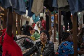 Vanessa Emedy fotografiada en el puesto de un mercado donde vende ropa de segunda mano en Goma, República Democrática del Congo.