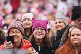 Un grupo de manifestantes se congrega en el parque Franklin antes de la Marcha del Pueblo, el sábado 18 de enero de 2025, en Washington.