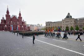 Soldados rusos marchan durante el desfile militar del Día de la Victoria en Moscú, en el marco de las celebraciones del 81 aniversario de la victoria de la Unión Soviética sobre la Alemania nazi.
