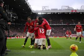 Michael Carrick celebra su debut como técnico del Manchester United tras vencer 2-0 al Manchester City en el derbi disputado en Old Trafford.