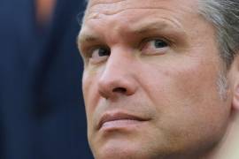 El secretario de Defensa, Pete Hegseth, escucha mientras el presidente Donald Trump se reúne con el primer ministro de Irak, Ali al-Zaidi, en el Despacho Oval de la Casa Blanca, el martes 14 de julio de 2026.