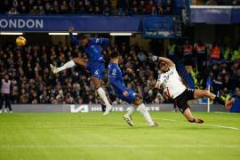 Raúl Jiménez participó casi 80 minutos en la sorpresiva victoria de los Cottagers ante el Chelsea, este último quien acumulaba una racha ganadora en la Premier.