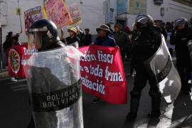 La policía escolta a maestros durante una protesta antigubernamental en La Paz, Bolivia, el martes 15 de septiembre de 2026.
