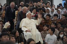 El papa Francisco saluda a jóvenes de Scholas Occurrentes en Centro Juvenil Grha Pemuda en Yakarta, Indonesia.