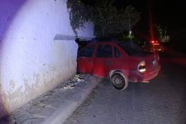 Un vehículo sin frenos descendió sin control por una pendiente hasta chocar contra un muro en Lázaro Cárdenas.