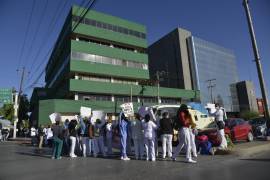 El pasado 5 de abril trabajadores de la Salud se manifestaron cerrando el V. Carranza de Saltillo.