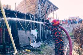 Un bombero trata de sofocar las llamas con una manguera en el Tuptup Resto and Resort en Inani, en el distrito de Cox's Bazar, Bangladesh, el 17 de octubre de 2026.