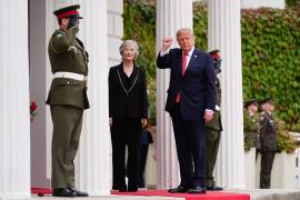 La presidenta de Irlanda, Catherine Connolly (centro, izquierda), saluda a su homólogo estadounidense, President Donald Trump (centro, derecha), durante una reunión en Áras an Uachtaráin en Dublín, Irlanda.