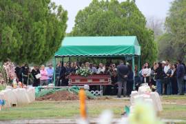 Familiares y amigos dieron el último adiós a la maestra Nedi Edit Nevárez González en el panteón Jardines del Parque.