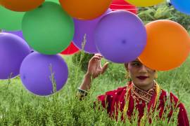 Un participante sostiene globos en el desfile del orgullo gay en Katmandú, Nepal, el 10 de agosto del 2025. FOTO: