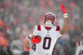 Los Patriots celebran el triunfo 10-7 ante los Broncos de Denver en condiciones de nieve y viento, resultado que les dio el primer boleto al Super Bowl LX de la NFL.