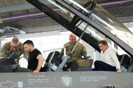 El presidente de Ucrania, Volodímir Zelenski, y la primera ministra de Dinamarca, Mette Frederiksen, se sientan en un avión de combate F-16 en Vojens, Dinamarca.