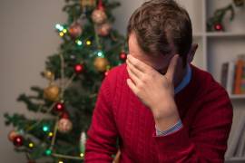 La depresión decembrina afecta a miles de personas durante las fiestas navideñas. Cambios emocionales, presiones sociales y recuerdos dolorosos pueden intensificar el malestar.