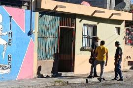 Una mujer fue encontrada sin vida en su vivienda de la colonia José G. Madero; autoridades acordonaron el área y la Fiscalía inició una carpeta de investigación para esclarecer las causas del fallecimiento.