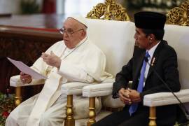 El Papa Francisco pronuncia su discurso junto al presidente indonesio, Joko Widodo, en una reunión con las autoridades indonesias, la sociedad civil y el cuerpo diplomático en el Palacio Presidencial de Yakarta.