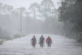 Socorristas de Tidewater Disaster Response caminan mientras buscan personas que después de que el río Steinhatchee se desbordó el 30 de agosto de 2023 en Steinhatchee, Florida, tras la llegada del huracán Idalia.