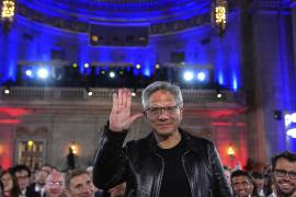 El director general de Nvidia, Jensen Huang, asiste a un discurso del presidente Donald Trump sobre inteligencia artificial en el Auditorio Andrew W. Mellon. FOTO: