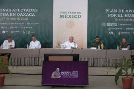 Apoyo. Acompañado de Alejandro Murat, gobernador de Oaxaca, AMLO presentó el plan para ayudar a afectados por el huracán.