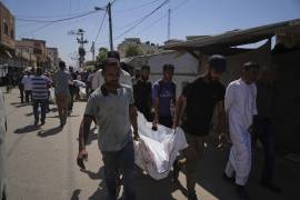 Palestinos cargan el cuerpo de Aliya Abu Ouda, de 37 años, quien murió en un ataque aéreo israelí en la Franja de Gaza, en Deir al-Bala.