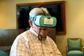 Jim Holtshouse observa un video a través de un casco de realidad virtual Rendever en la comunidad de jubilados Forum at Rancho San Antonio en Cupertino, California.