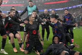 Barcelona logró una épica remontada en Lisboa al vencer 4-5 al Benfica, asegurando su clasificación a la siguiente fase de la UEFA Champions League.