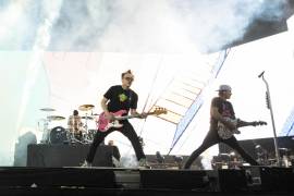 Travis Barker, izquierda, Mark Hoppus y Tom DeLonge de Blink-182 se presentan en el Festival Coachella en el Empire Polo Club en abril de 2023.