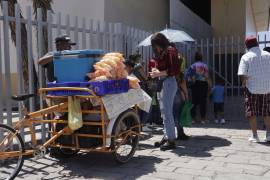 Los vendedores de comida chatarra se han convertido en un problema de salud pública; sus principales clientes son los niños.