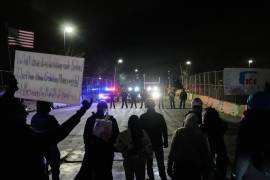 Agentes federales de inmigración se enfrentan a manifestantes fuera del edificio federal Obispo Henry Whipple, el jueves 15 de enero de 2026, en Minneapolis, Minnesota.