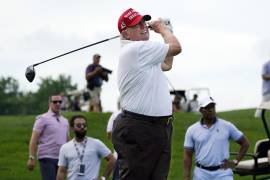 Trump está en la mira de colectivos por animar a golfistas a dejar el Tour de EU y apostar por LIV, circuito financiado por Arabia Saudí.