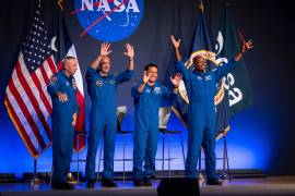 Los miembros de la tripulación de Artemis III, Randy Bresnik, Luca Parmitano, Frank Rubio y Andre Douglas saludan durante una conferencia de prensa en el Centro Espacial Johnson en Houston.