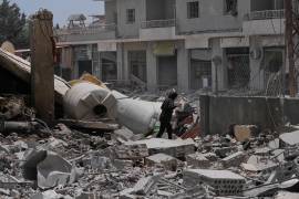 Una mujer inspecciona su barrio destruido tras el alto el fuego entre Israel y Hezbolá en la aldea de Maifadoun, al sur del Líbano, el lunes 22 de junio de 2026.