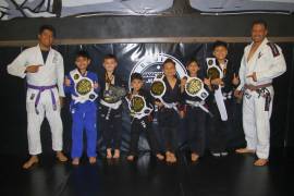 Niñas y niños de la Academia Anacondas celebran sus logros tras una destacada participación en Monterrey.