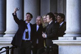Luego de su entrevista con Jake Sullivan, asesor de Seguridad Nacional de la Casa Blanca, el presidente electo argentino Javier Milei se tomó unas fotos con sus asesores.